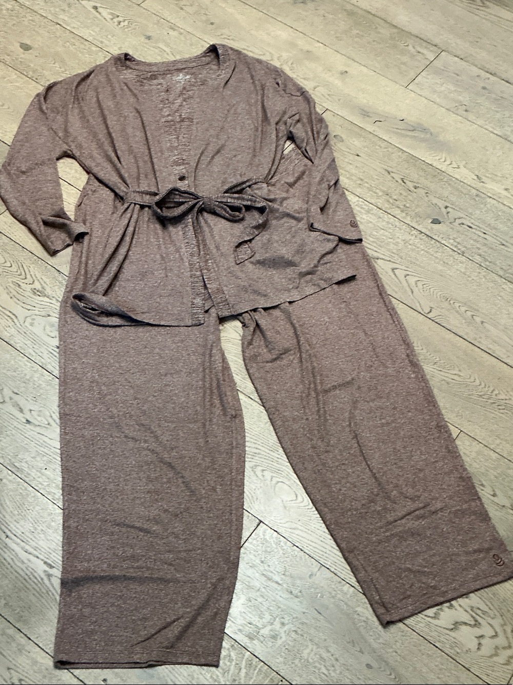 Woman’s CuddlDuds variegated brown lounge set. XL. One button w/tie belt.Pockets